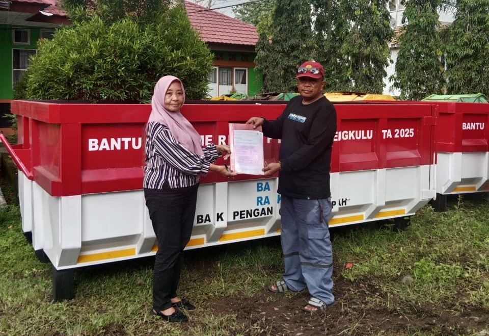 Perkuat Pengelolaan Sampah, Pemprov Bengkulu Serahkan 8 Kontainer ke Kabupaten Mukomuko