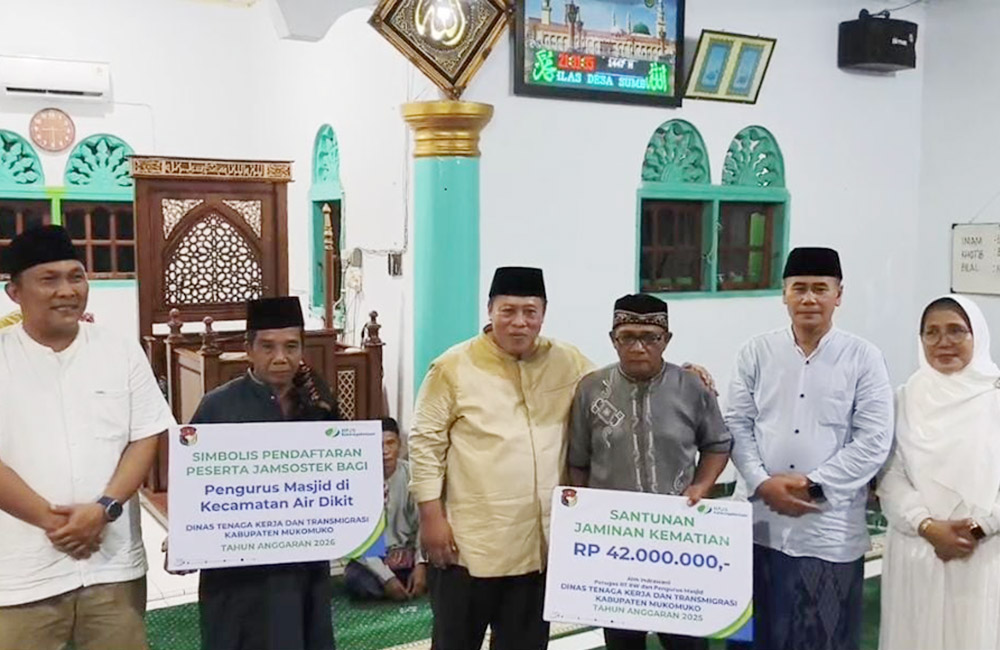 Pemkab Mukomuko Serahkan BPJS Ketenagakerjaan untuk RT, RW dan Pengurus Masjid
