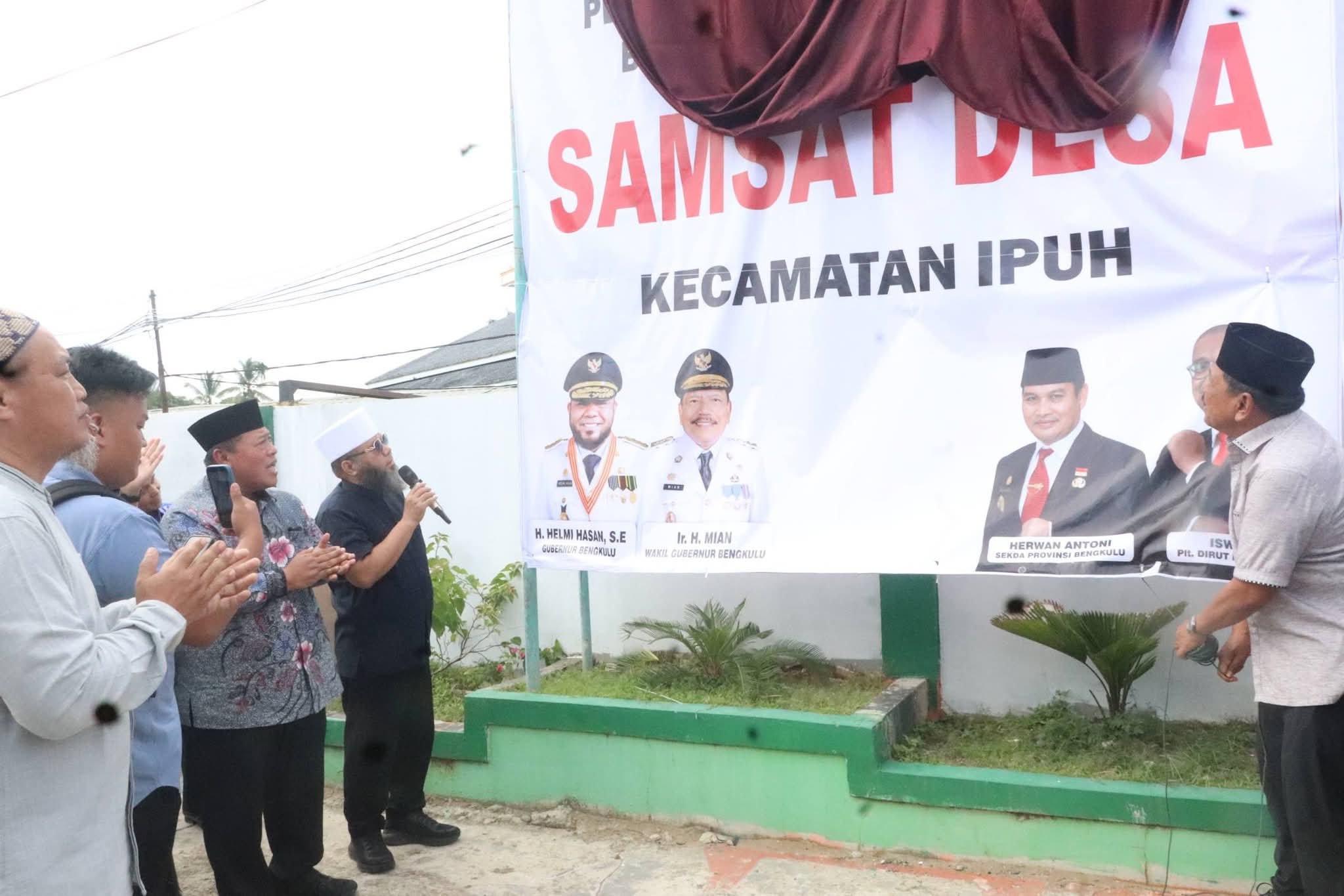 Dekatkan Layanan ke Desa, Bupati Mukomuko Dampingi Gubernur Resmikan Samsat Desa Ipuh dan Berikan Bantuan Listrik Gratis