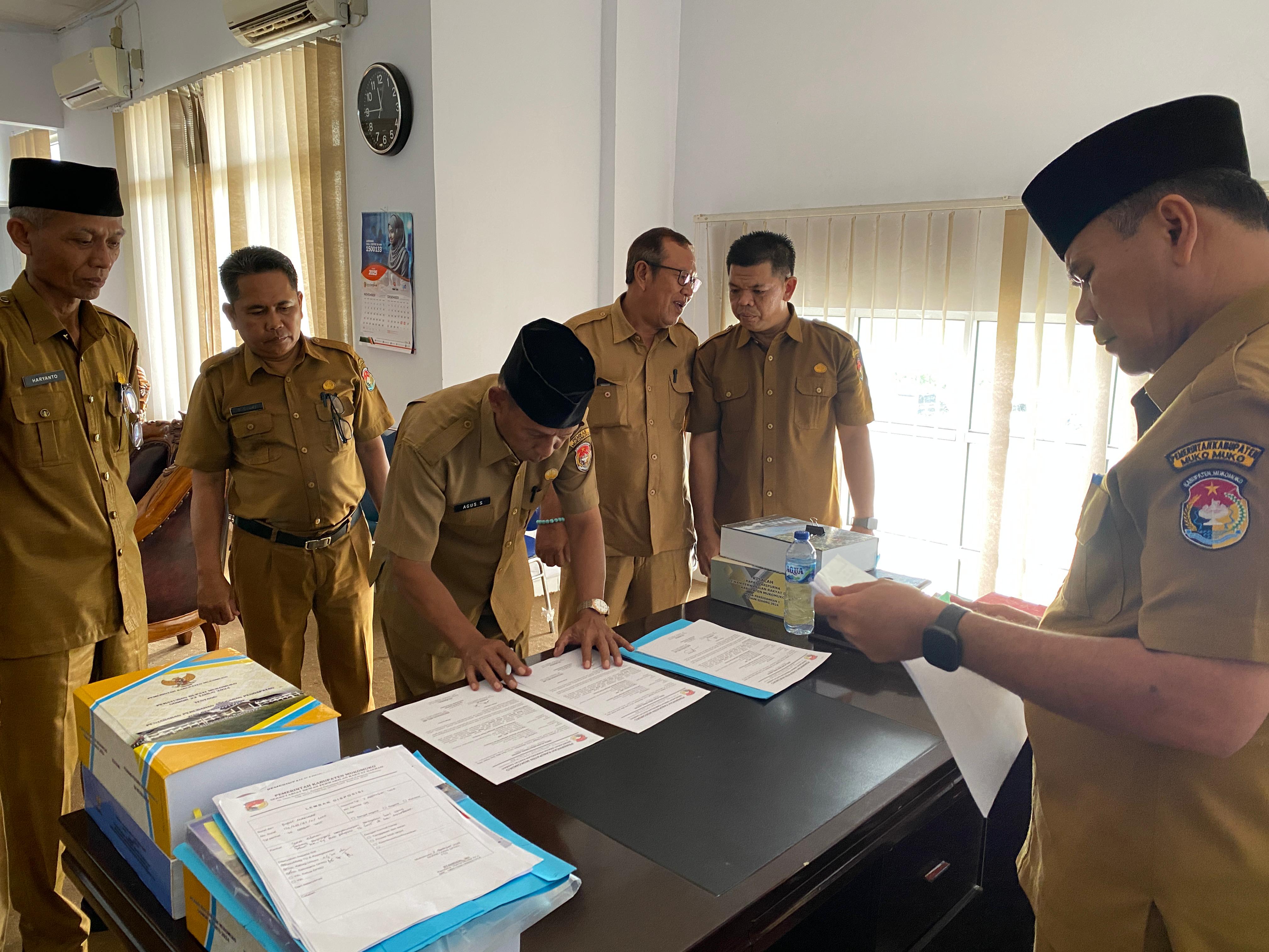 Sekda Pimpin Sertijab Sekretaris DPRD Mukomuko 