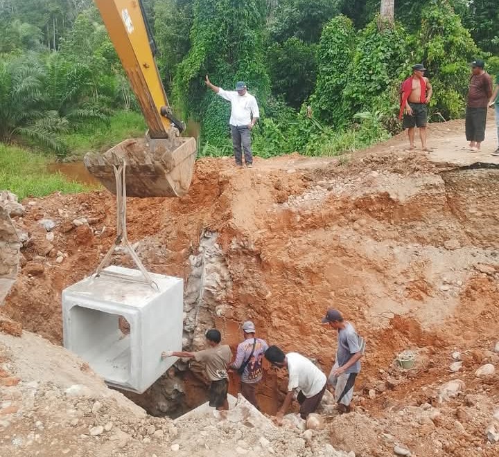 Gerak Cepat, Pemprov Bengkulu dan Pemkab Mukomuko Perbaiki Jalan Longsor Di Malin Deman 