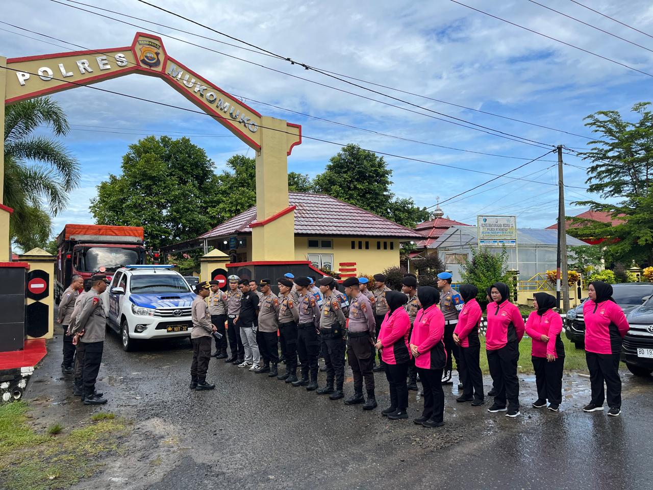 Peduli Korban Bencana di Sumbar,Polres Mukomuko dan Bhayangkari Salurkan Bantuan Sosial