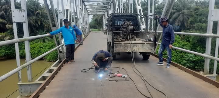 Dinas PUPR Mukomuko Lakukan Perbaikan Jembatan Penghubung Desa Lubuk Sanai- Desa Rawa Bangun