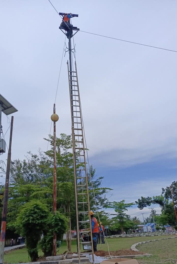 Pemkab Mukomuko Pasang Lampu Penerangan Di Bundaran Kota Mukomuko 