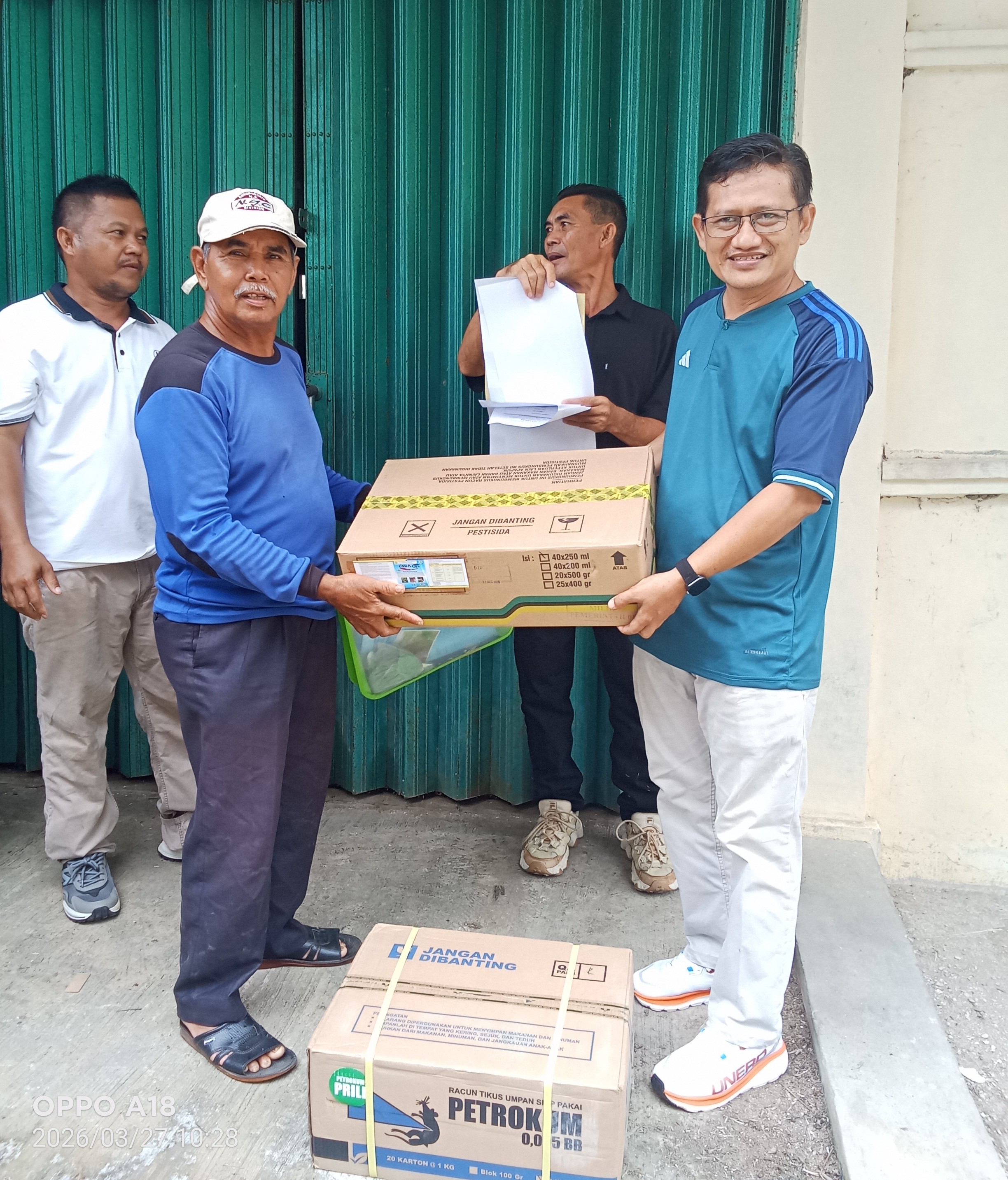 Distan Mukomuko Berikan Bantuan  Obat Pestisida ke Kelompok Tani di Kecamatan XIV Koto dan Lubuk Pinang 
