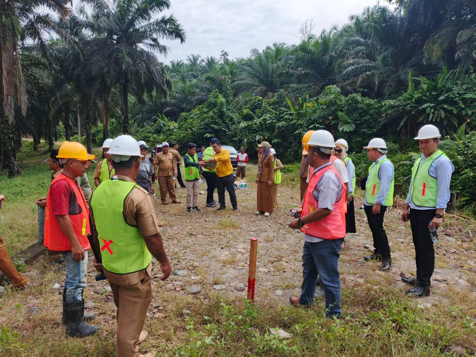 Dinas PUPR Mukomuko Laksanakan Pemasangan Rangka Jembatan Lubuk Selandak