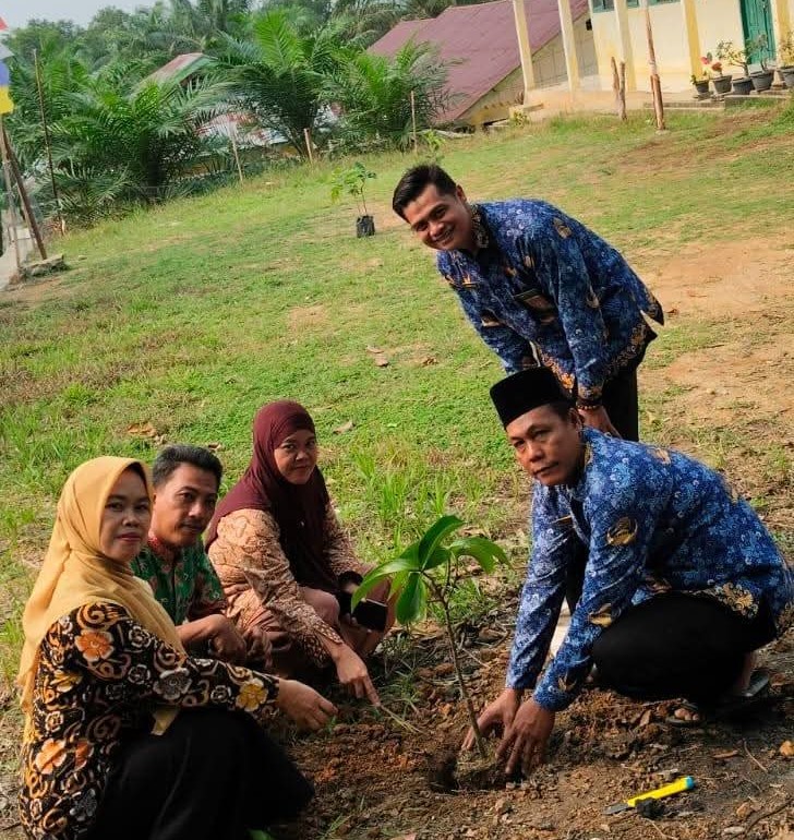 Program Ekoteologi, Kemenag Mukomuko Tanam Pohon di SMPN 18 Mukomuko