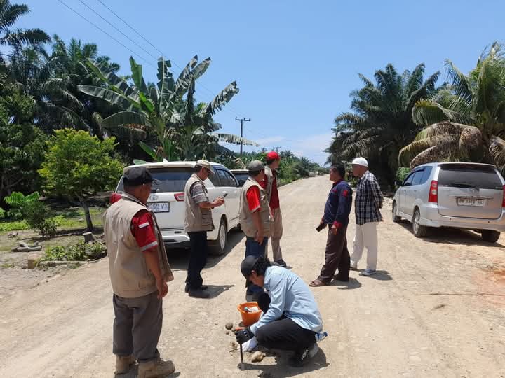 Ratusan Meter Jalan di Desa Rawa Bangun Kecamatan XIV Koto Di Hotmix