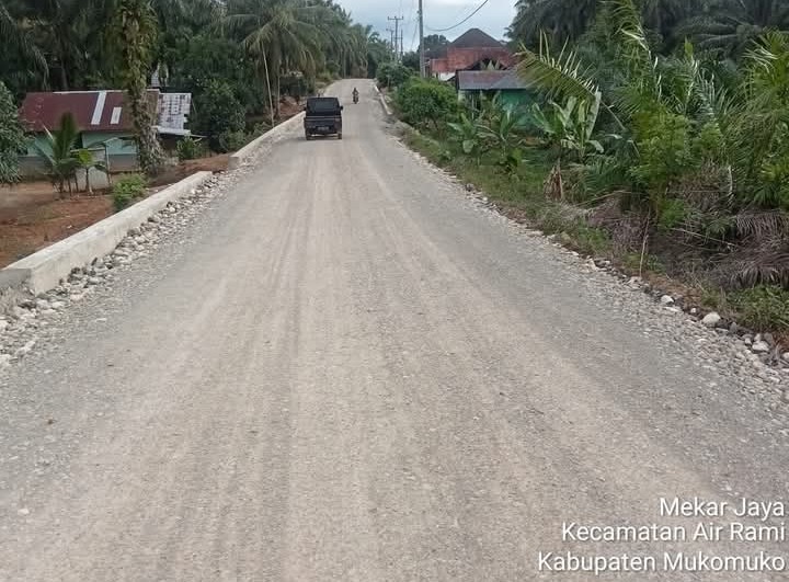 Warga Mekar Jaya–Rami Mulya Segera Nikmati Akses Jalan Hotmix 