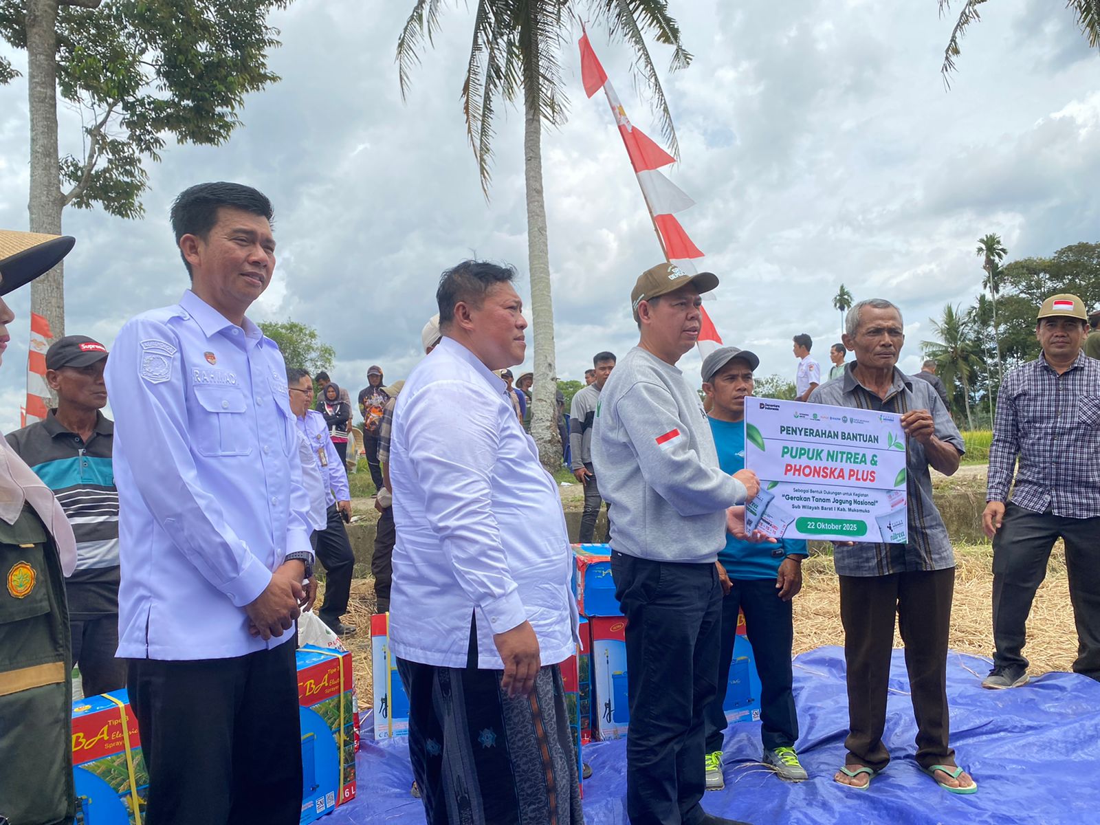 Simbolis, Ketua DPD RI Serahkan Bantuan Alat Pertanian di Mukomuko 