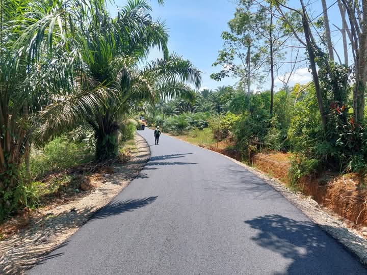 Ratusan Meter Jalan Menuju Kantor Camat Malin Deman Dihotmix 