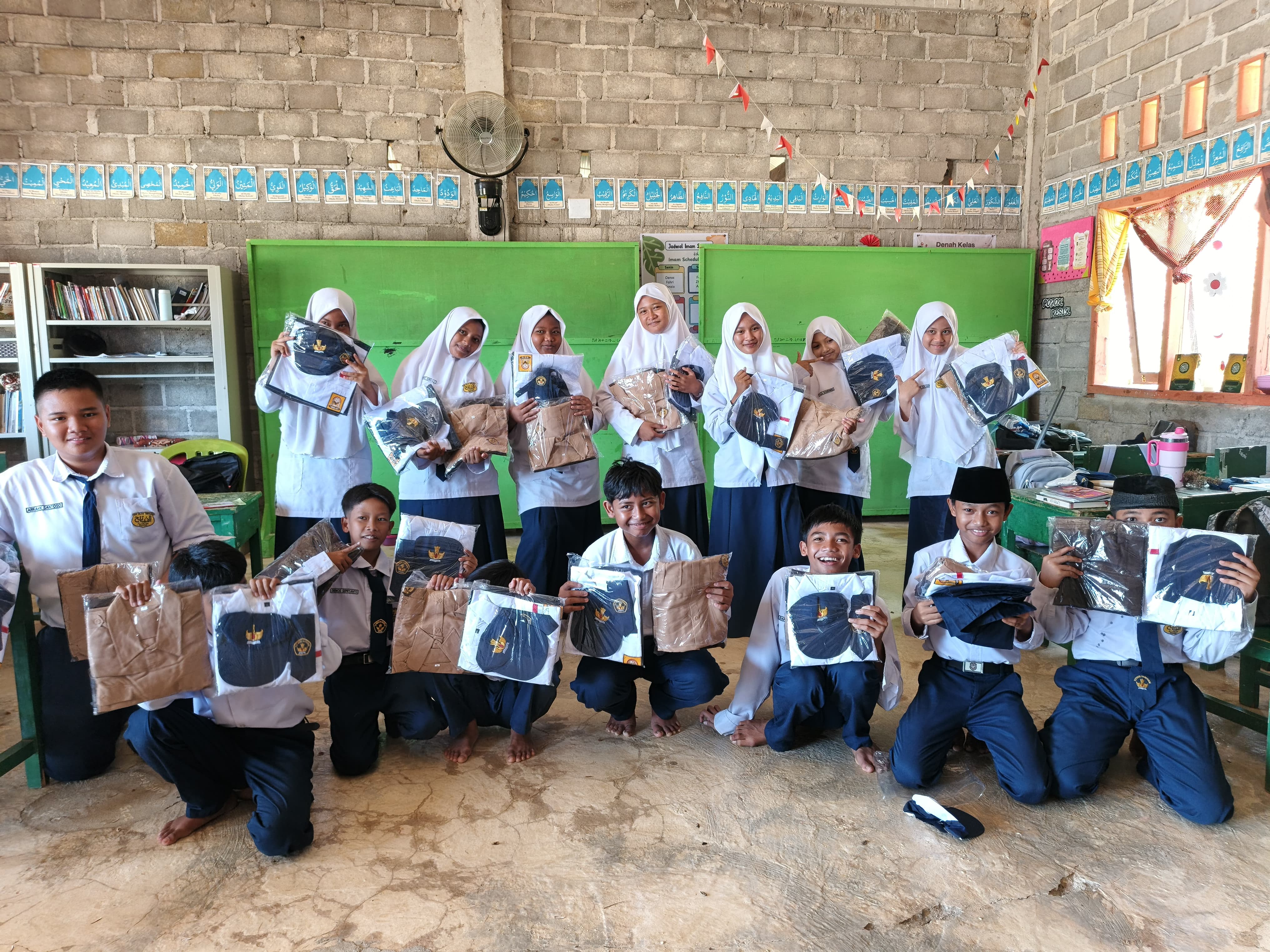 Pemkab Mukomuko Tuntas Salurkan Seragam Sekolah Gratis Tingkat SMP 