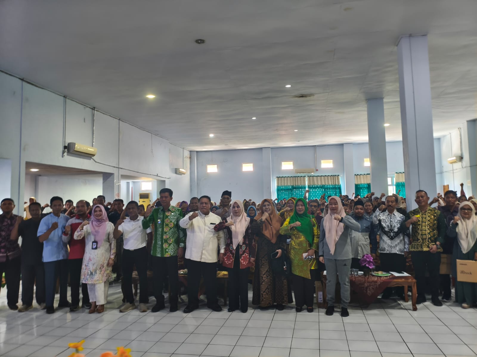 Bupati Mukomuko Serahkan Laptop ke Ratusan Guru