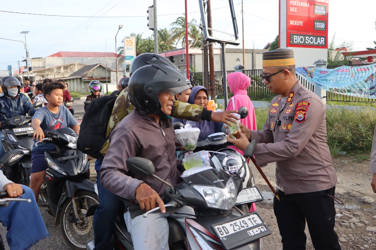 Polres Mukomuko Bagikan Takjil Ke Masyarakat 