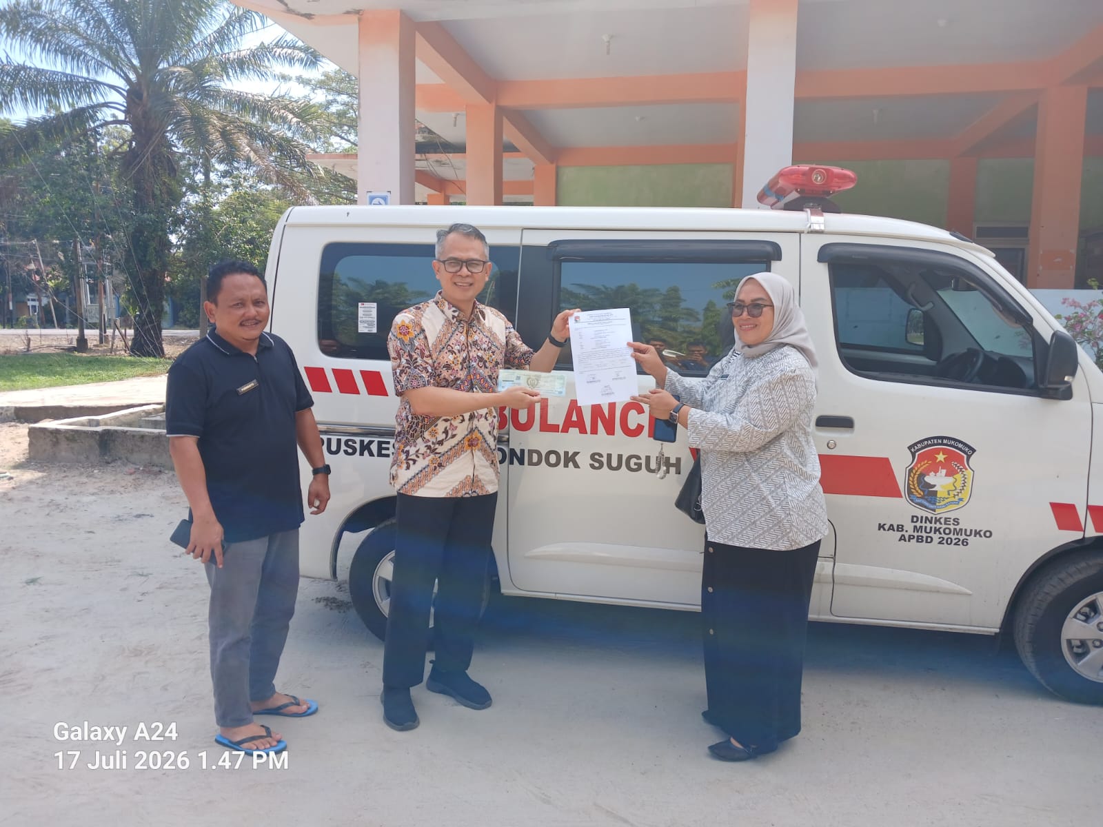 Pemkab Mukomuko Serahkan Mobil Ambulan Baru ke 2 Puskesmas 