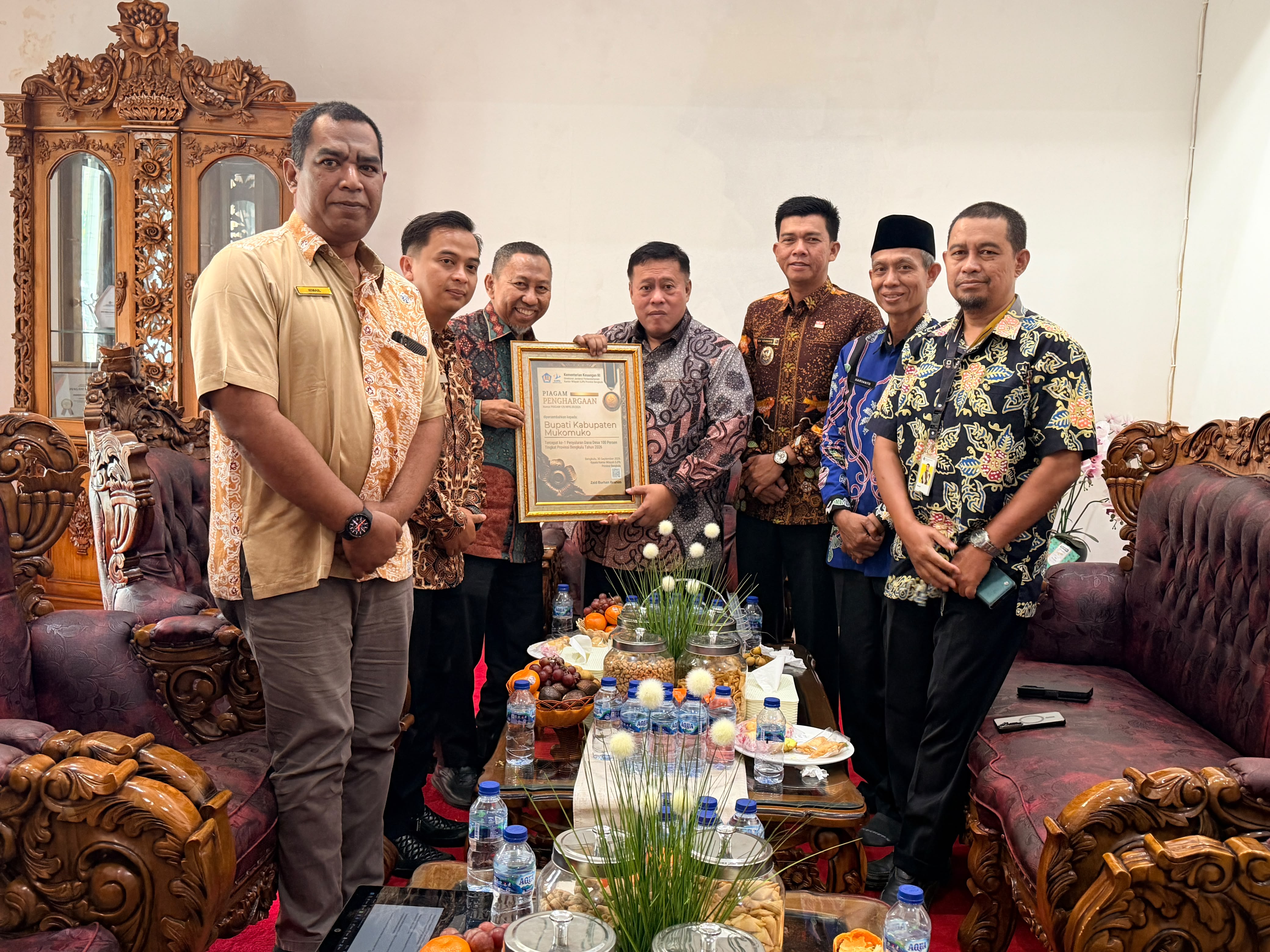 Penyaluran Dana Desa Tercepat se-Provinsi Bengkulu Tahun 2026, Bupati Mukomuko Terima Penghargaan 