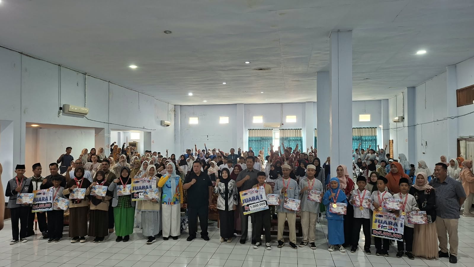 Bupati Mukomuko Serahkan Hadiah Juara Lomba Minat Bakat Dan Prestasi Kepada Puluhan Pelajar 