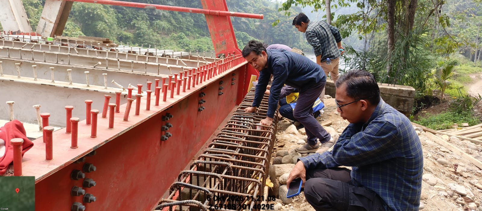 Dinas PUPR Mukomuko Monitoring Pemasangan Rangka Jembatan Lubuk Selandak